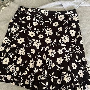 Cotton skirt with slight ruffle at the bottom.